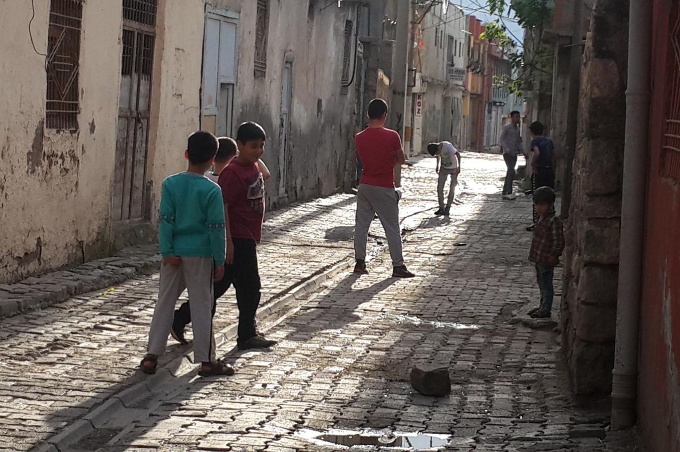 Silopi’de çocuklar sokak aralarında top oynuyor Silopi’de çocuklar sokak aralarında top oynuyor